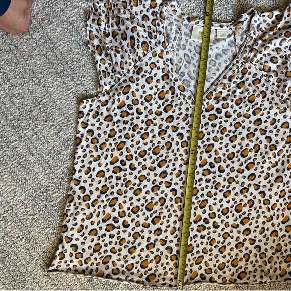 Maeve Leopard Print V-Neck Tee - Picture 13 of 14